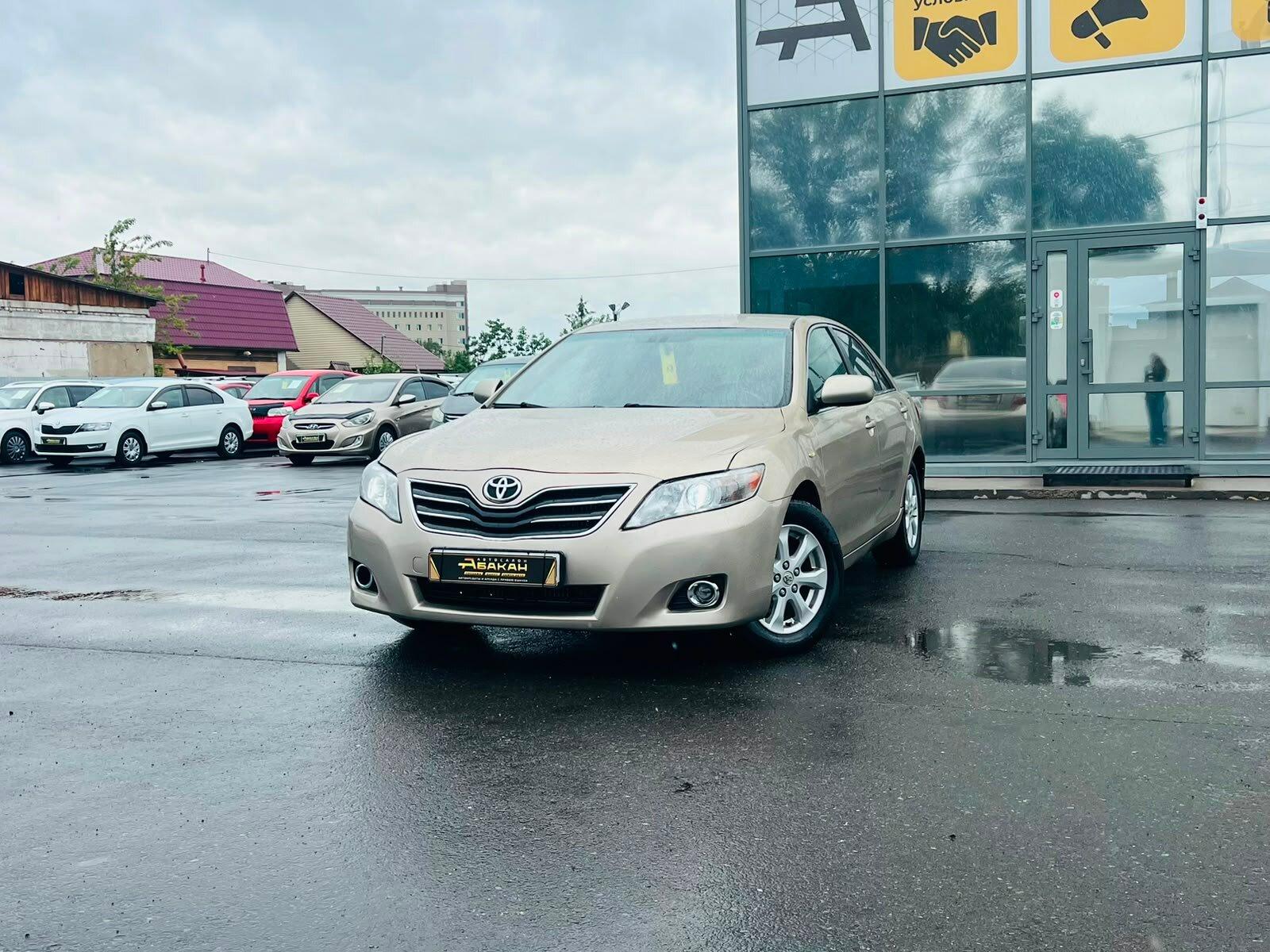Toyota Camry — фото 1