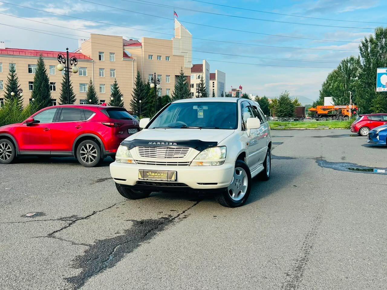 Toyota Harrier — фото 1