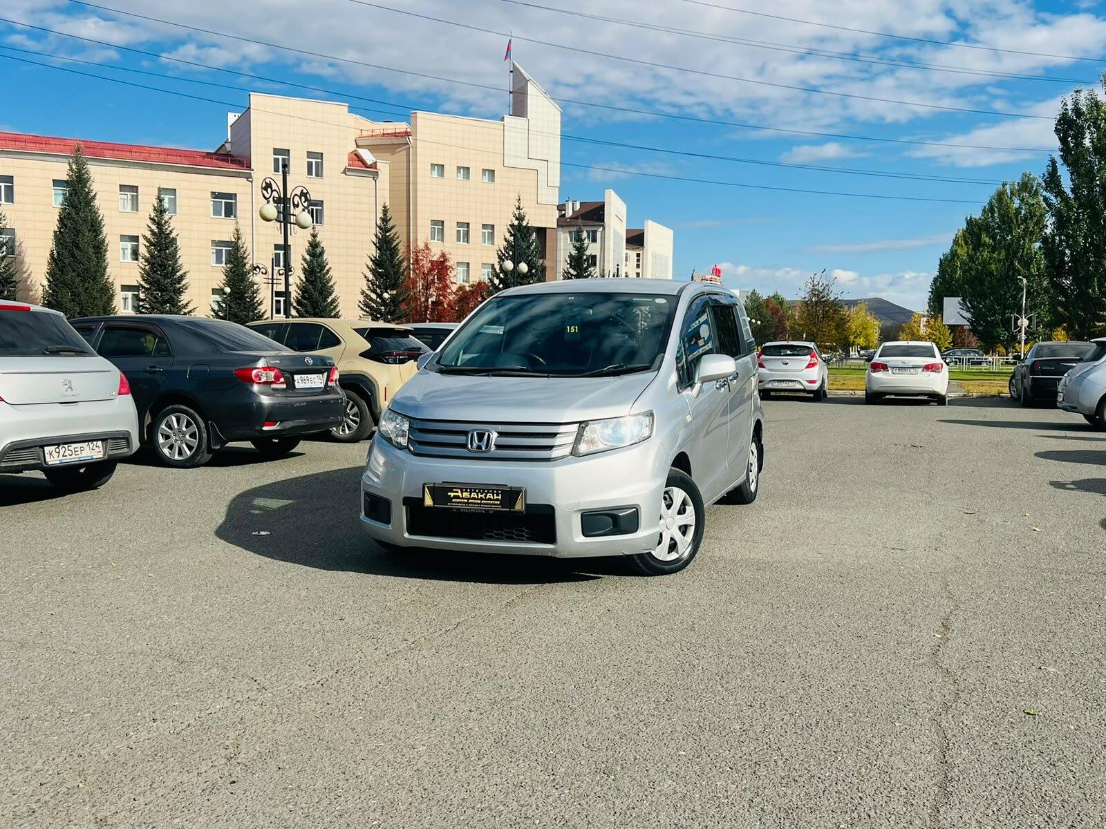 Honda Freed Spike — фото 1