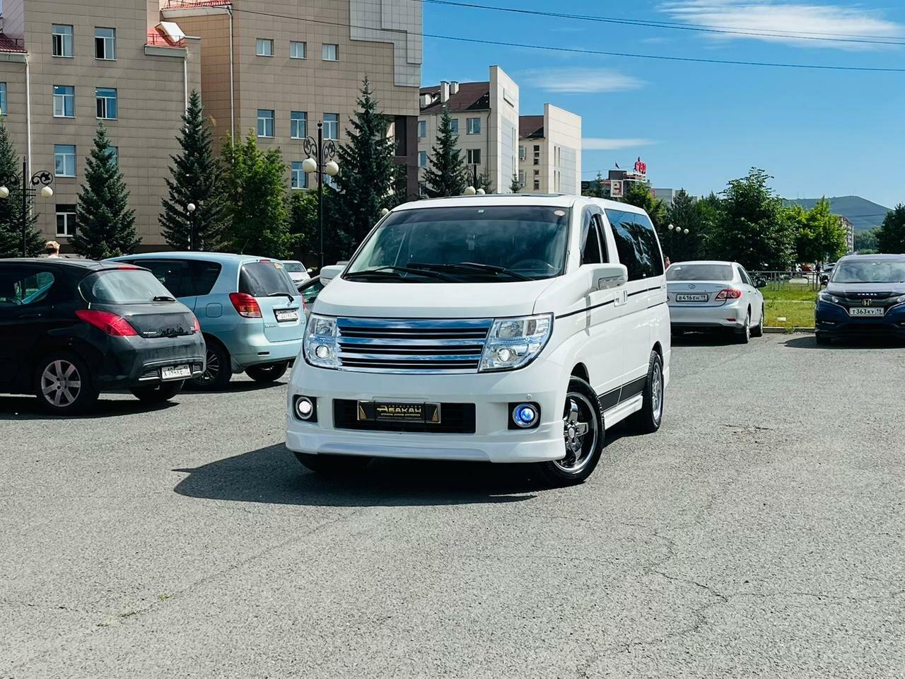 Nissan Elgrand — фото 1