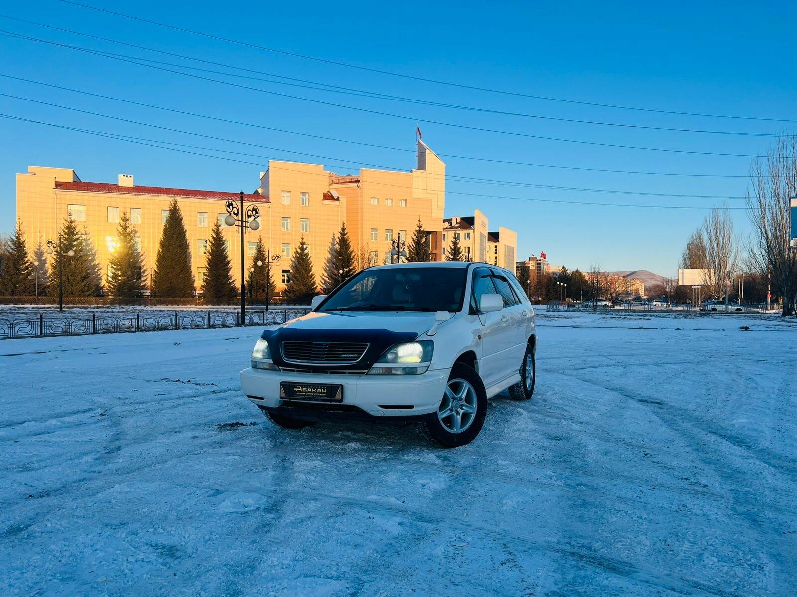 Toyota Harrier — фото 1