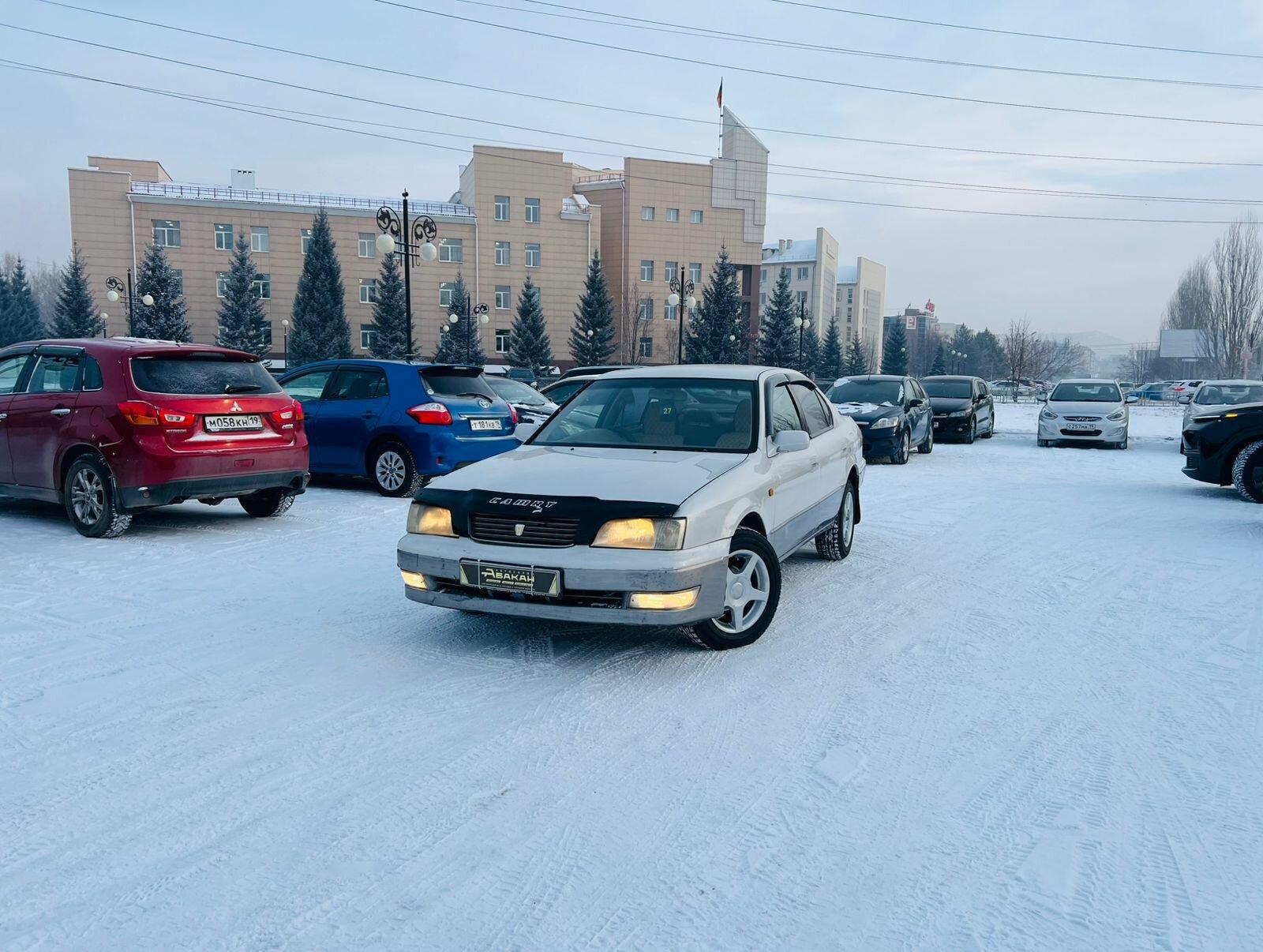 Toyota Camry — фото 1