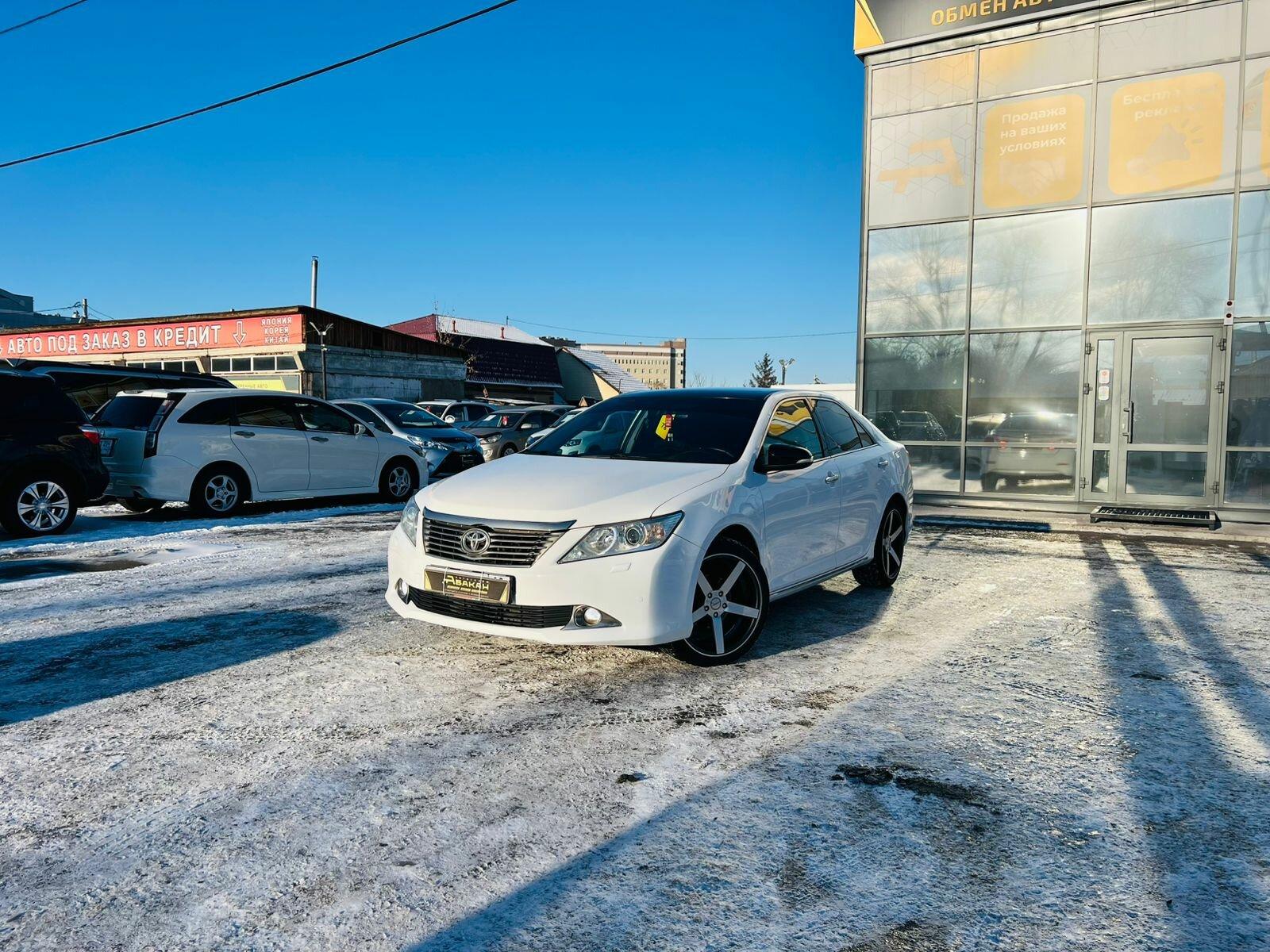 Toyota Camry — фото 1