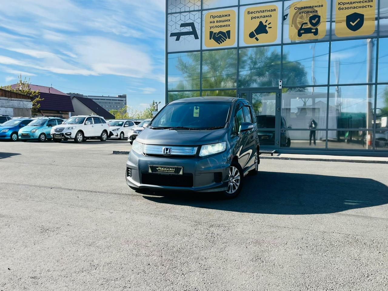 Honda Freed Spike — фото 1