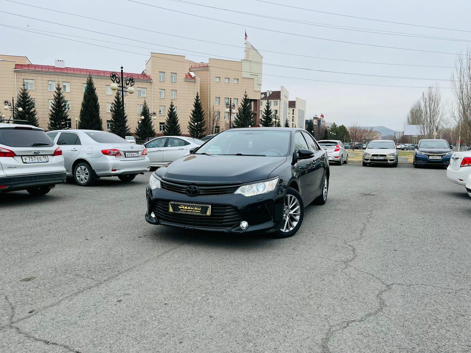 Toyota Camry — фото 1